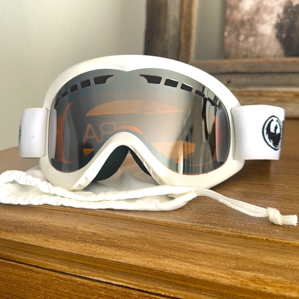 Dragon youth ski goggles in excellent condition. Barely used.